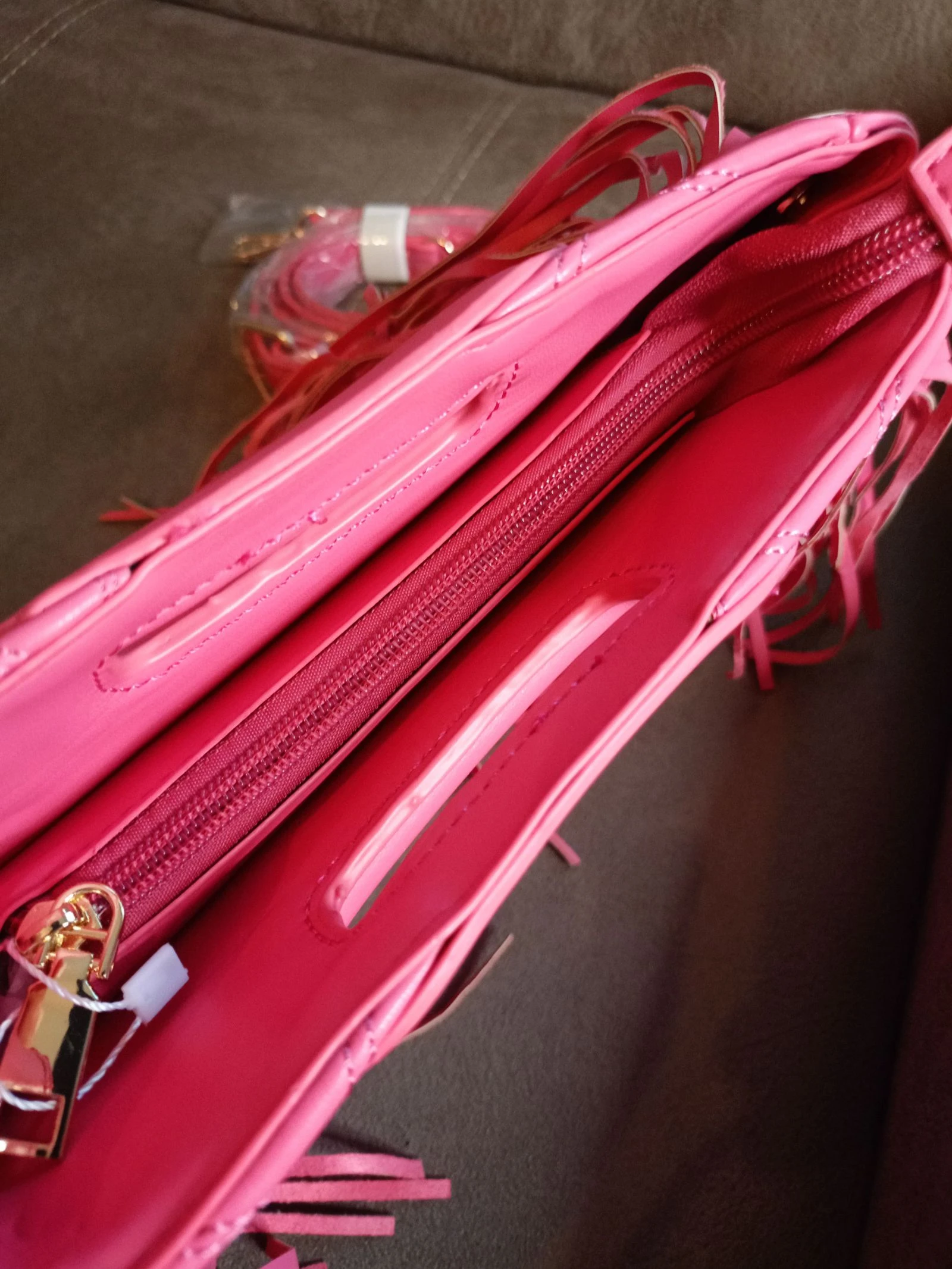 Bolso bandolera o de mano acolchado fucsia vibrante con flecos  – photo 2